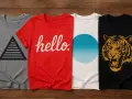 Cuatro camisetas con diseños variados: pirámide, "hello", círculo degradado y tigre. Ideas para como diseñar una camiseta.