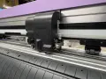 Cabezal de corte de un plotter Mimaki listo para imprimir en gran formato.