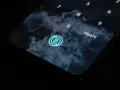 Pantalla de bloqueo de un móvil con fondo de olas. Un icono de huella dactilar brilla en azul. Los tipos móviles evolucionan.