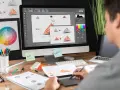 Diseñador trabajando en un programa de diseño gráfico gratis, creando un logo. Se ven bocetos, paleta de colores y notas.