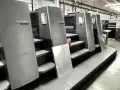 Impresionante máquina rotativa offset Heidelberg Speedmaster en un taller de impresión, lista para producir trabajos de alta calidad.