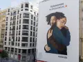 Un abrazo reconfortante en un cartel de Zalando, un ejemplo de street marketing que evoca la cercanía y la esperanza.