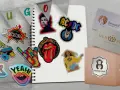 Variedad de ideas de pegatinas brillantes: patines, rock, estrellas, labios, y logos de bandas.