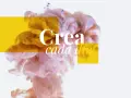 Nubes de tinta dorada y rosa se mezclan, con el texto "Crea cada día". Un ejemplo de trucos publicitarios para inspirar.