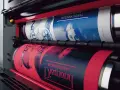 La evolución de la imprenta: rodillos imprimiendo imágenes y texto en papel, mostrando un avance tecnológico.