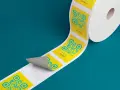 Rollo de etiquetas amarillas con códigos QR azules y números, listo para imprimir etiquetas.