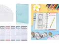 Un organizador de presupuesto azul claro con sobres transparentes y hojas de registro. Ideal para controlar tus finanzas, cada sobre tiene el tamaño perfecto para guardar billetes y monedas.