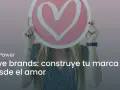 Una mujer sostiene un corazón rosa, simbolizando la construcción de una love brand.