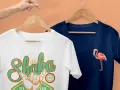 Camisetas con serigrafía digital: una blanca con diseño "Shaka Club 91" y otra azul marino con un flamenco.
