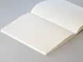 Libreta abierta con páginas en blanco, ideal para tus notas. ¿Te preguntas cuanto mide una libreta A4? Este es un ejemplo.