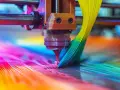 Cabezal de impresora 3D creando una obra de arte vibrante. La **impresión ecológica** se materializa en capas de color que fluyen, un futuro brillante y colorido.