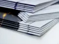 Pilas de folletos listos para encuadernar revistas.