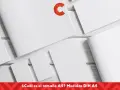 Varias hojas de papel blanco dispuestas sobre una superficie de madera. El texto en la parte inferior pregunta: "¿Cuál es el tamaño A4? Medidas DIN A4".
