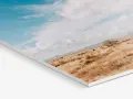 Impresión en forex de un paisaje desértico con cielo azul y nubes.
