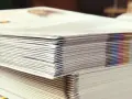 Pilas de folletos recién impresos, un detalle de las curiosidades de la imprenta y la gama de colores CMYK.
