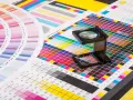 Paleta de colores y gráficos de prueba para control de calidad en impresion litografica. Lupa sobre la cuadrícula de colores.
