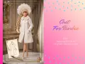 Barbie con abrigo blanco y tocado de plumas, junto a un patrón de costura. ¡Un look digno de la Barbie más glamurosa, con un toque de color rosa barbie en el fondo!