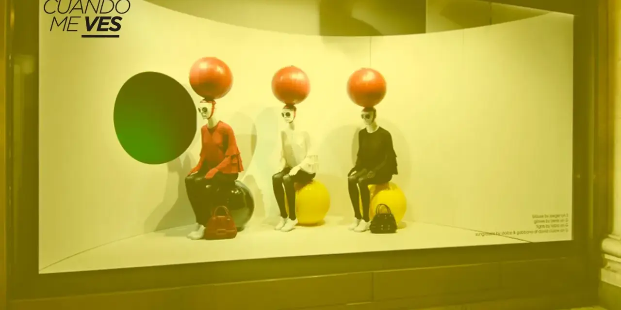 Maniquíes con esferas rojas en la cabeza, sentados en pelotas, exhiben ropa. Un ejemplo de **que es el visual merchandising** para atraer miradas.