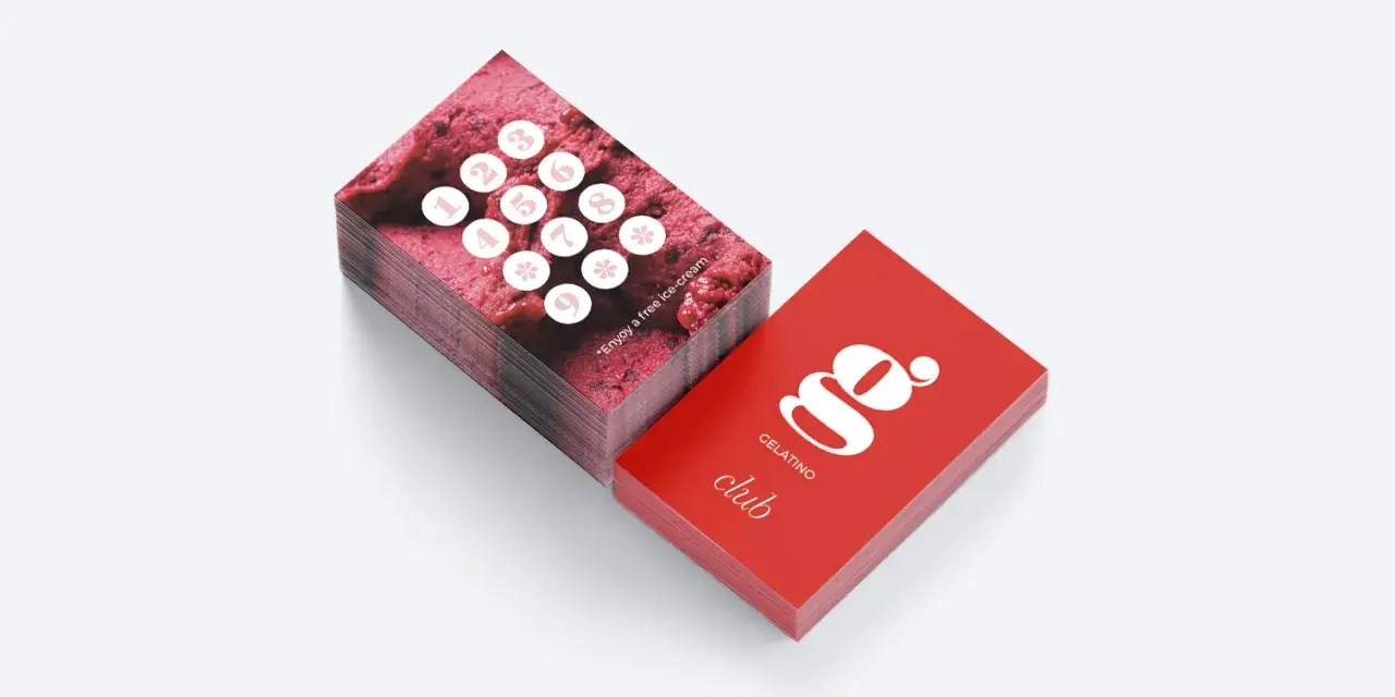 Pila de tarjetas de fidelización "Celatino Club" con diseño de helado y números para marcar.