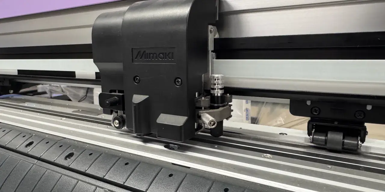 Cabezal de corte de un plotter Mimaki listo para imprimir en gran formato.