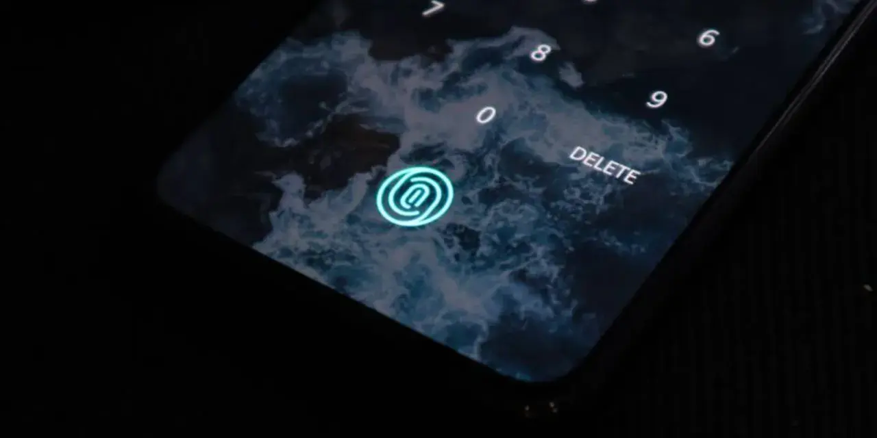 Pantalla de bloqueo de un móvil con fondo de olas. Un icono de huella dactilar brilla en azul. Los tipos móviles evolucionan.