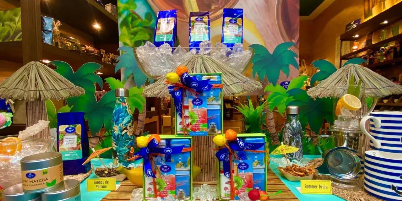 Escaparates de verano originales con tés helados, matcha y botellas tropicales. ¡Un oasis de frescura!