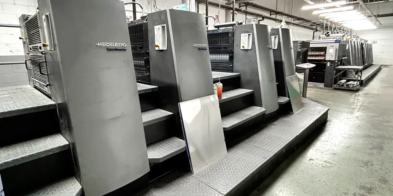 Impresionante máquina rotativa offset Heidelberg Speedmaster en un taller de impresión, lista para producir trabajos de alta calidad.