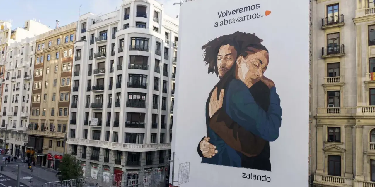 Un abrazo reconfortante en un cartel de Zalando, un ejemplo de street marketing que evoca la cercanía y la esperanza.
