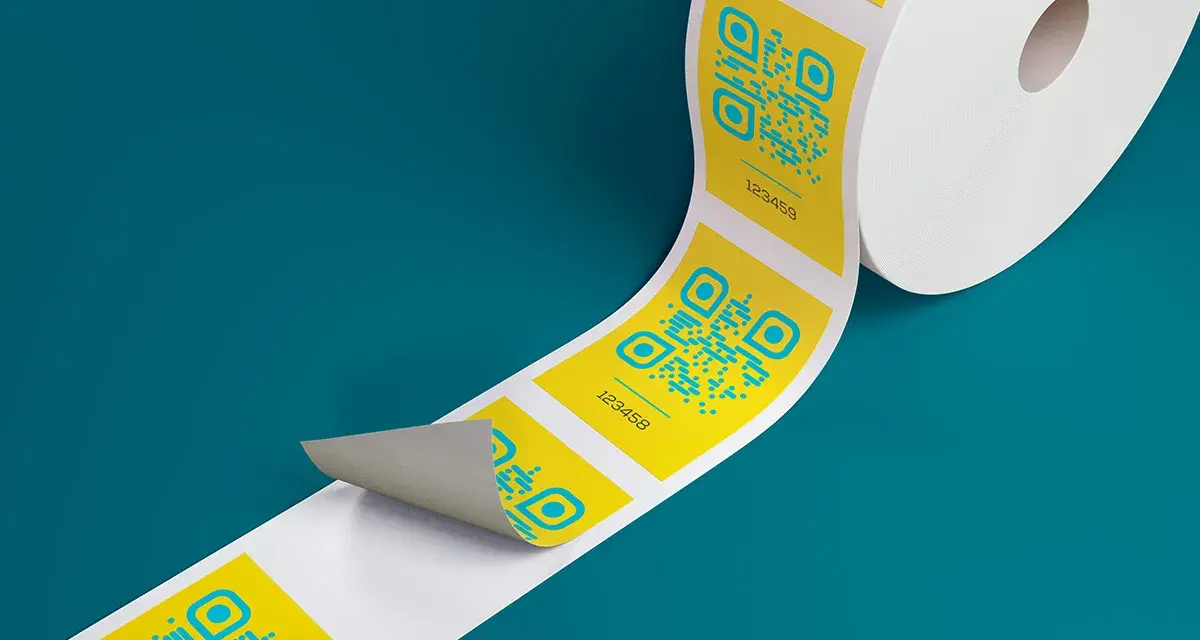 Rollo de etiquetas amarillas con códigos QR azules y números, listo para imprimir etiquetas.