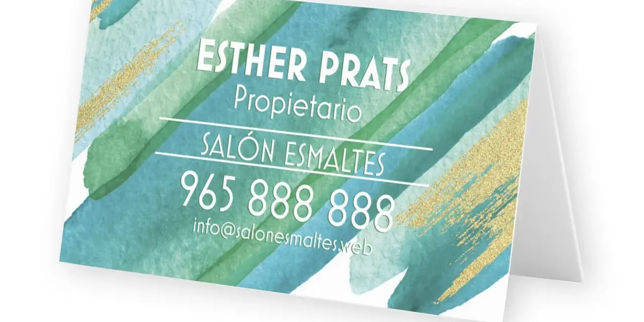 Tarjeta de visita de Salón Esmaltes, con diseño acuarela verde y dorado. Incluye nombre, teléfono y email.