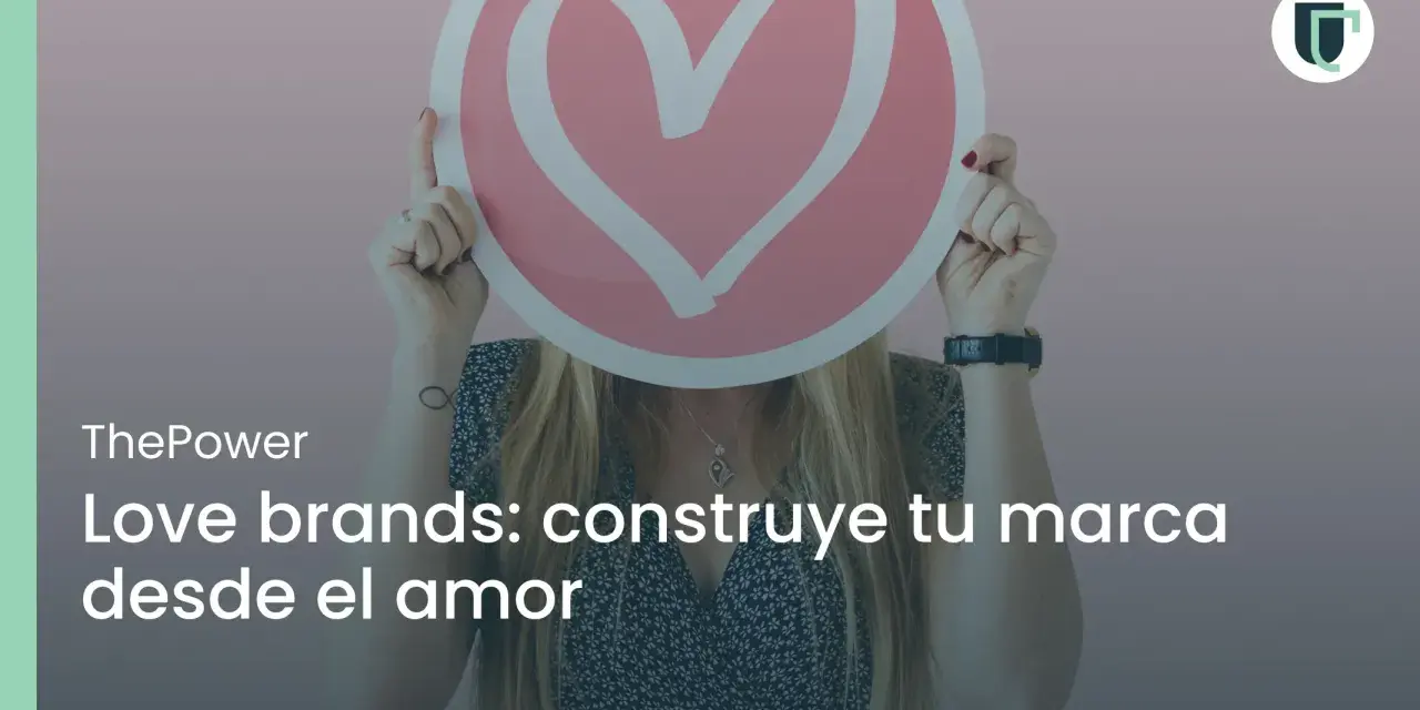 Una mujer sostiene un corazón rosa, simbolizando la construcción de una love brand.