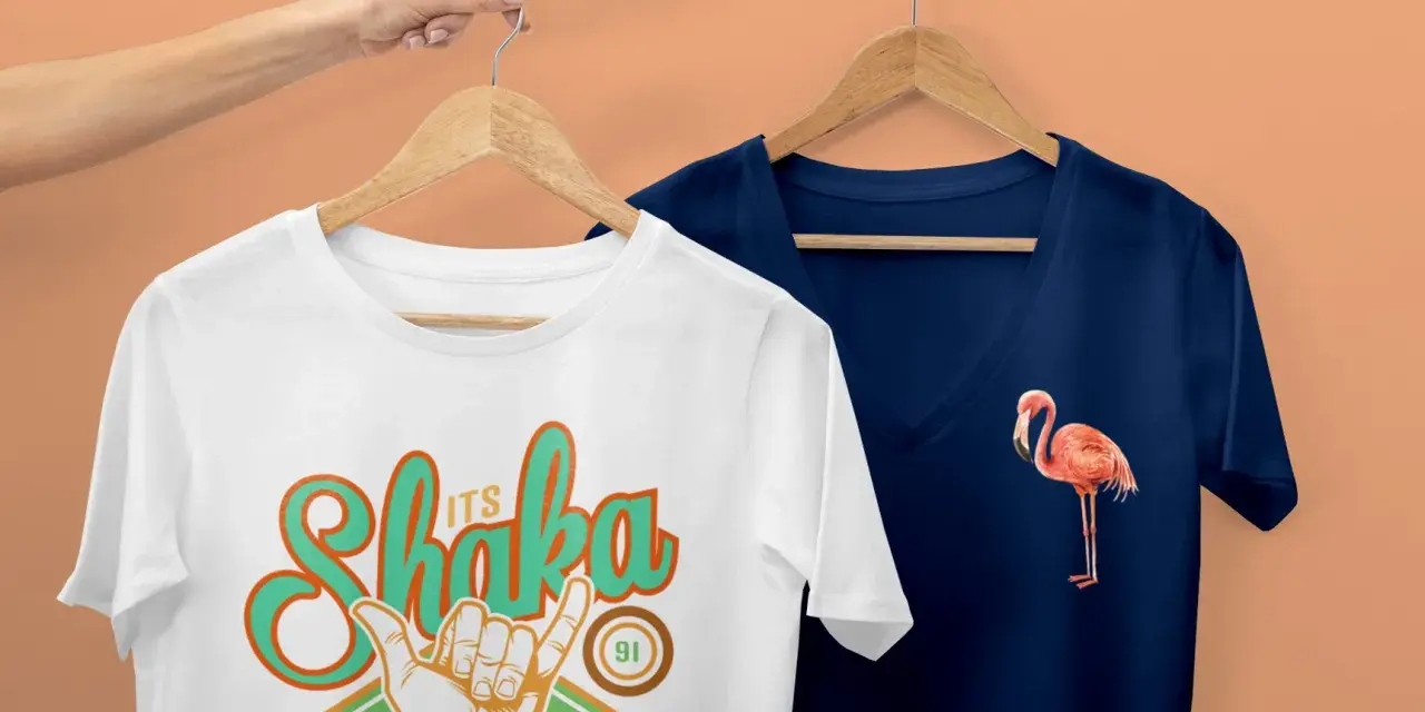 Camisetas con serigrafía digital: una blanca con diseño "Shaka Club 91" y otra azul marino con un flamenco.