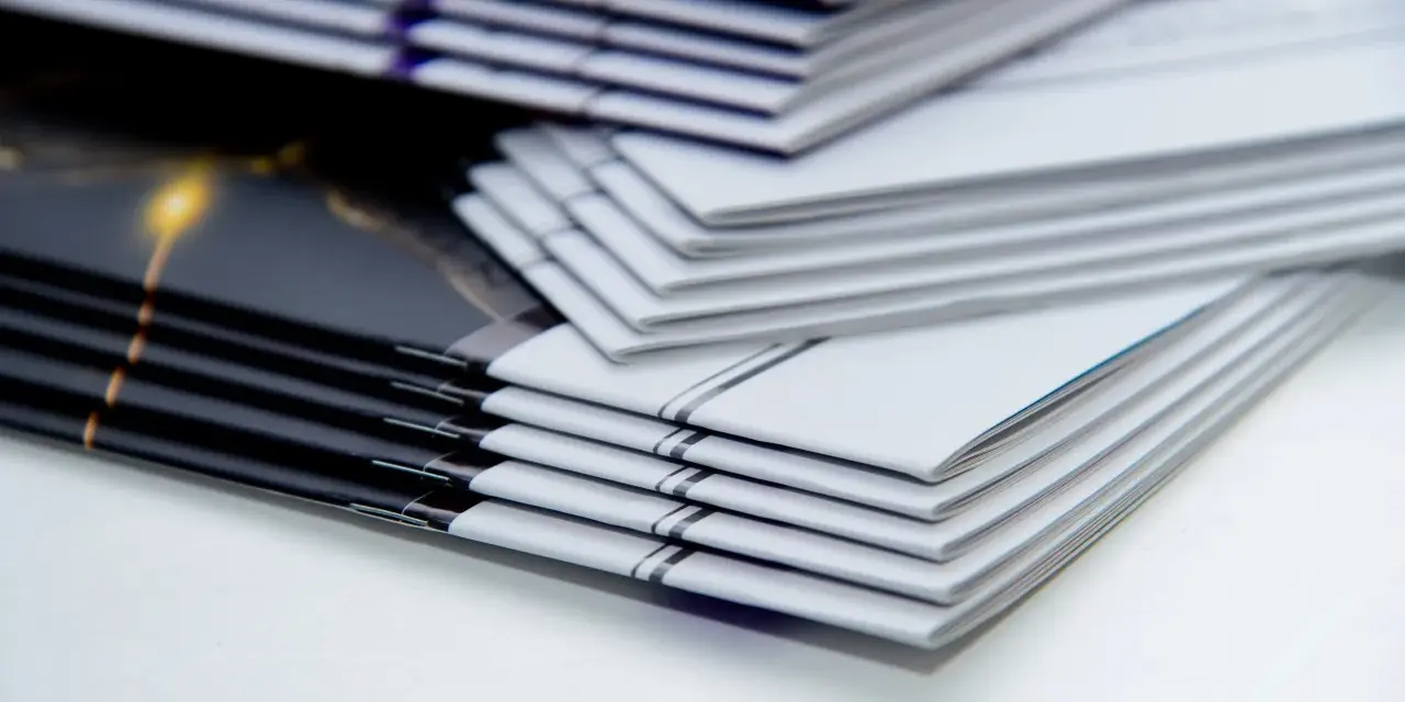 Pilas de folletos listos para encuadernar revistas.
