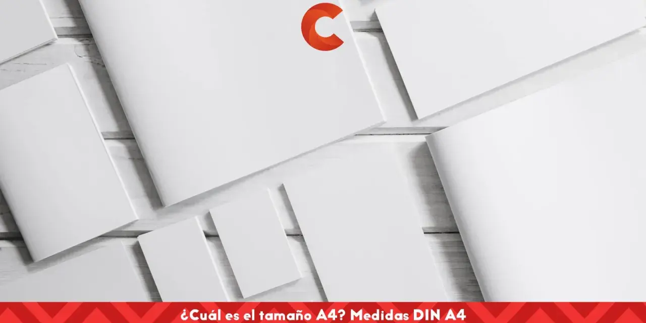 Varias hojas de papel blanco dispuestas sobre una superficie de madera. El texto en la parte inferior pregunta: "¿Cuál es el tamaño A4? Medidas DIN A4".