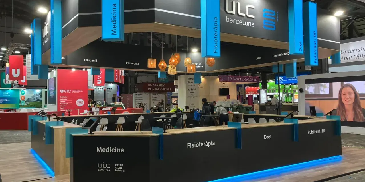 Moderno stand para ferias con iluminación azul, mostrando áreas como Medicina y Fisioterapia. Ideas de stand para ferias que inspiran.