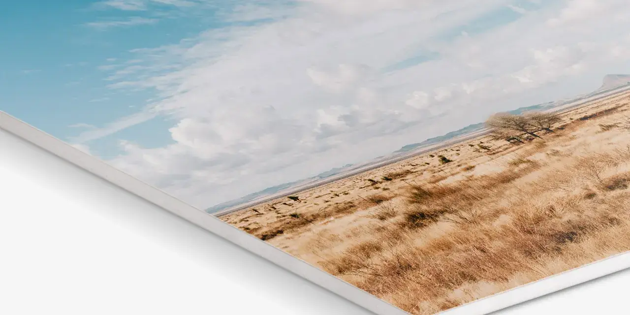Impresión en forex de un paisaje desértico con cielo azul y nubes.