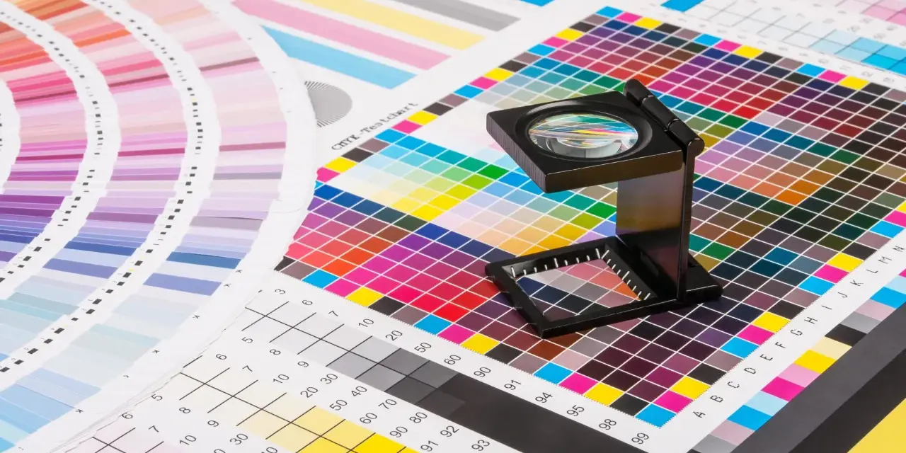 Paleta de colores y gráficos de prueba para control de calidad en impresion litografica. Lupa sobre la cuadrícula de colores.