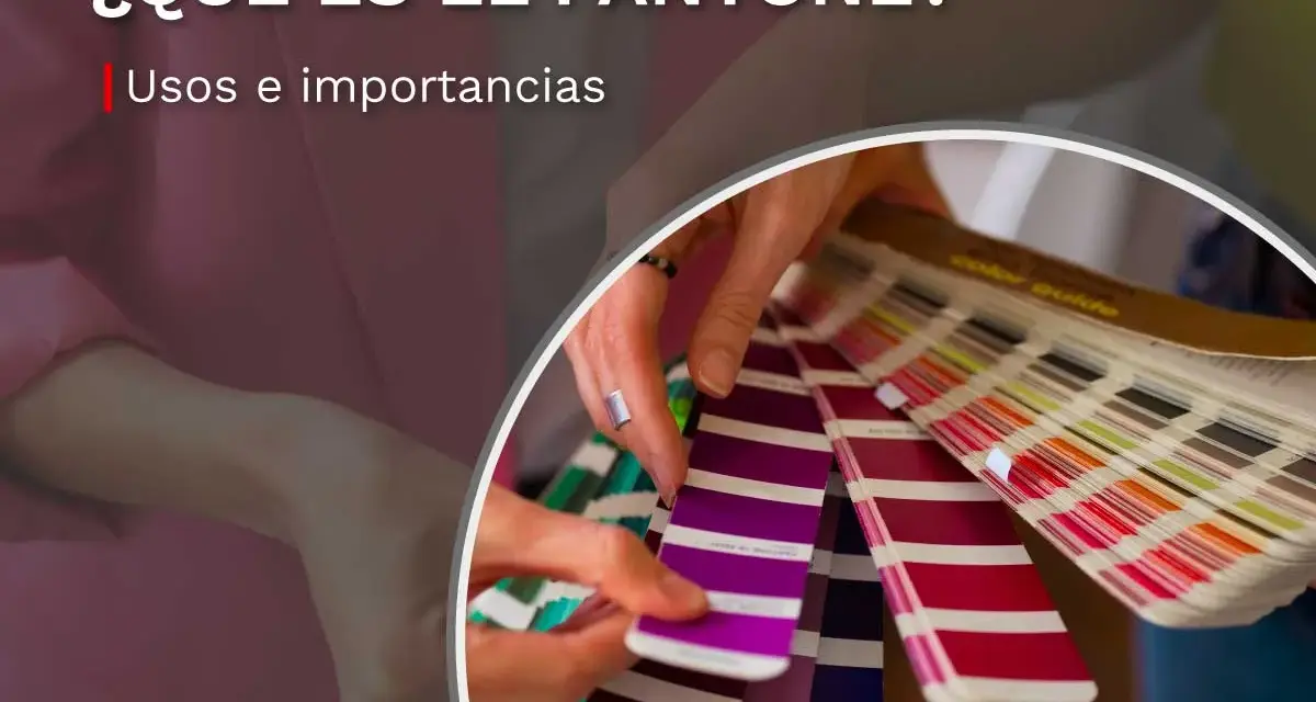 Manos revisando muestras de color. ¿Qué es el Pantone? Un sistema para elegir el color perfecto en diseño.