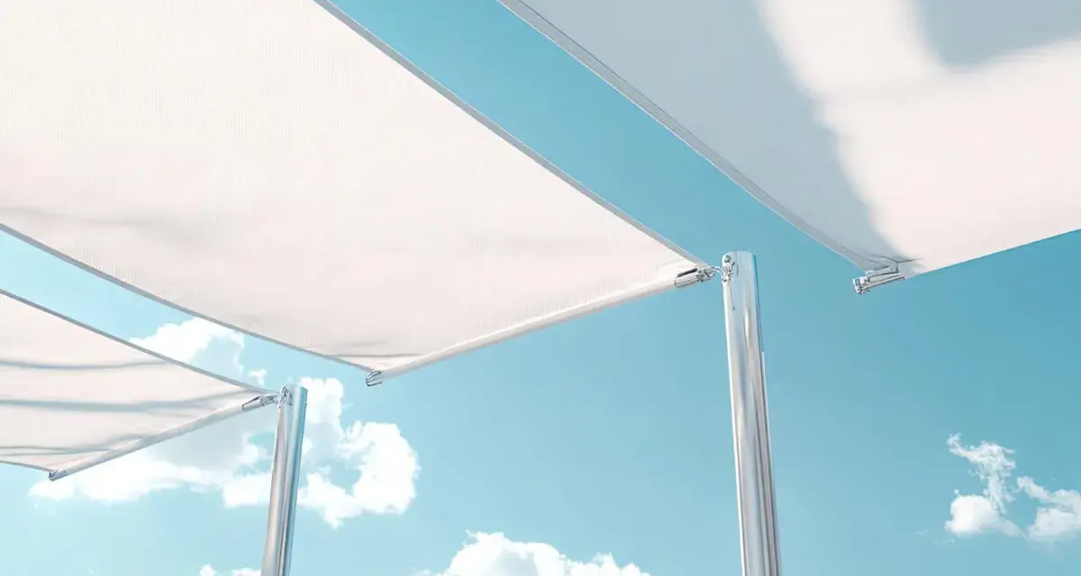 Detalles de cómo colocar una lona tensada sobre postes metálicos, con cielo azul y nubes de fondo.