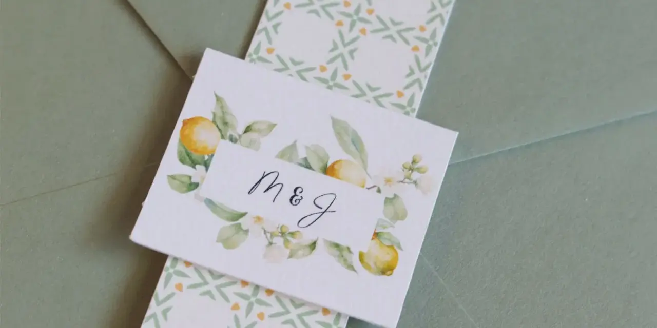 Detalles de invitaciones de boda con limones y monograma "M&J". Ideas para como hacer invitaciones de boda únicas.