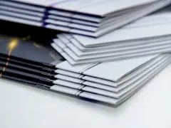 Pilas de folletos listos para encuadernar revistas.
