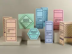 Variedad de tipos de plegados: trípticos, dípticos y folletos circulares y hexagonales, mostrando diferentes formatos y diseños.