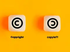 Dos cubos de madera con el símbolo de copyright © y las palabras "Copyright" y "copyleft" debajo.