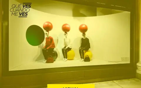 Maniquíes con esferas rojas en la cabeza, sentados en pelotas, exhiben ropa. Un ejemplo de **que es el visual merchandising** para atraer miradas.