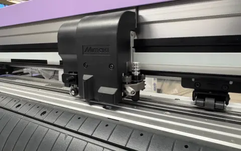 Cabezal de corte de un plotter Mimaki listo para imprimir en gran formato.