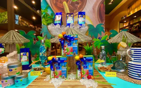 Escaparates de verano originales con tés helados, matcha y botellas tropicales. ¡Un oasis de frescura!