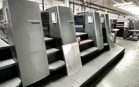 Impresionante máquina rotativa offset Heidelberg Speedmaster en un taller de impresión, lista para producir trabajos de alta calidad.