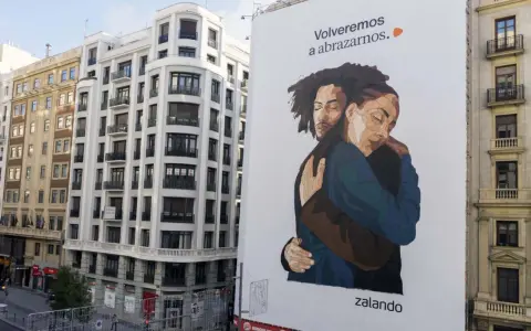 Un abrazo reconfortante en un cartel de Zalando, un ejemplo de street marketing que evoca la cercanía y la esperanza.