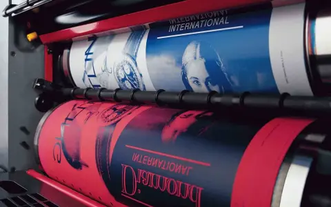 La evolución de la imprenta: rodillos imprimiendo imágenes y texto en papel, mostrando un avance tecnológico.