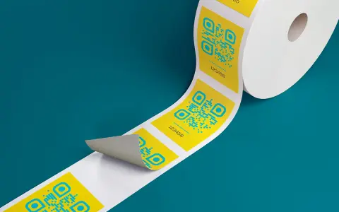 Rollo de etiquetas amarillas con códigos QR azules y números, listo para imprimir etiquetas.